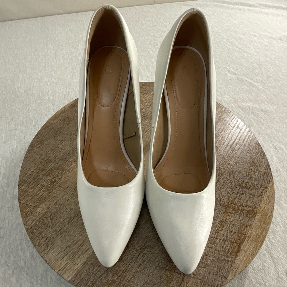 WOMEN’S HIGH HEELS CLASSIC POINTED TOE SIZE: 7.5 COLOR: WHITE